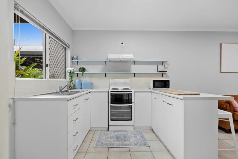 Dining area, oven, stove, toaster