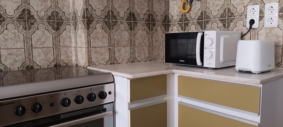 Coffee/tea facilities, Kitchen or kitchenette, stove, toaster
