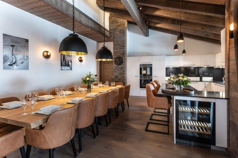 Kitchen or kitchenette, Dining area