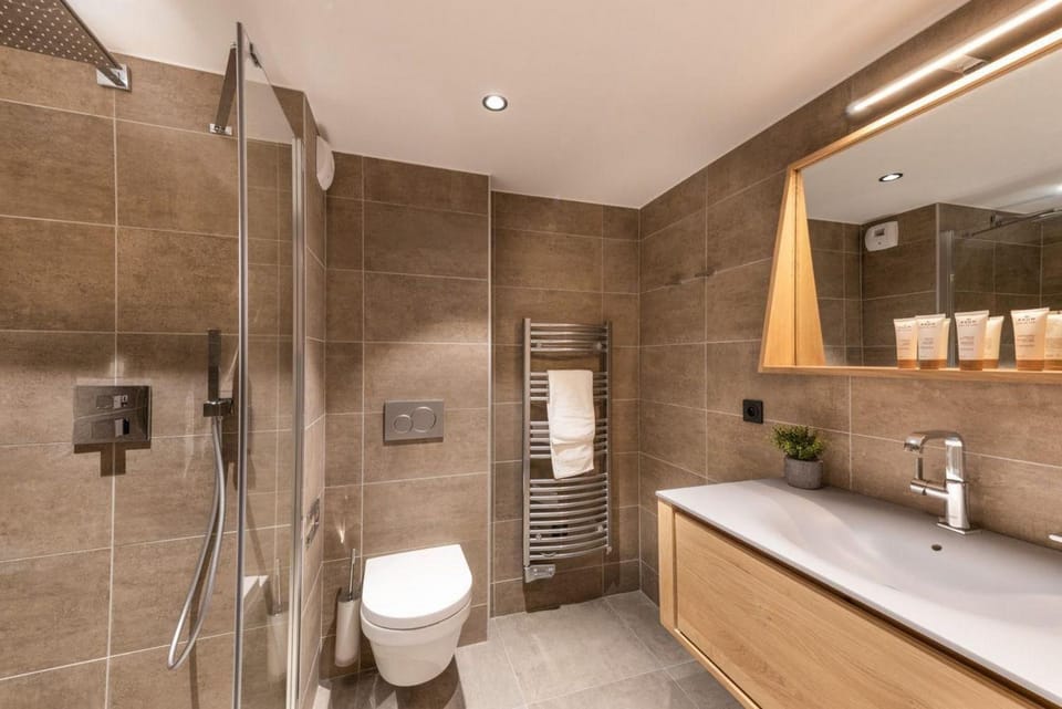 Shower, Toilet, Bathroom, towels