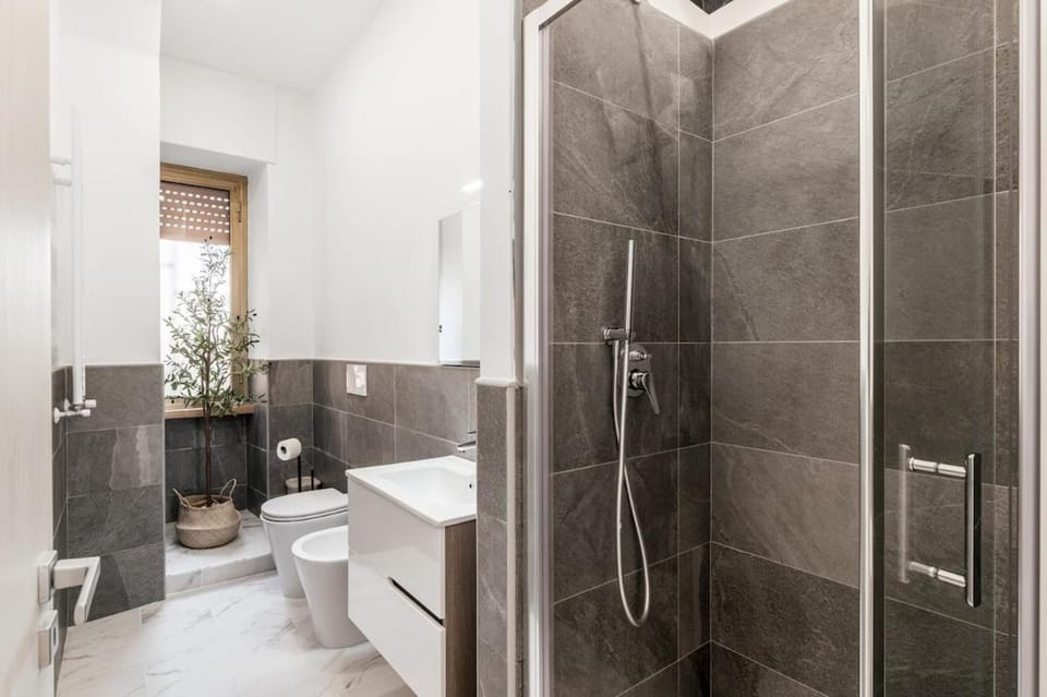Shower, Toilet