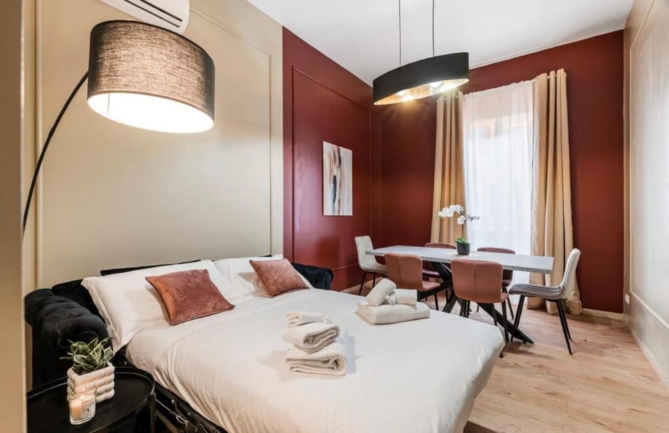 4 bedrooms, luxury 5 minutes from the Colosseum Jacuzzi Apartment in Rome