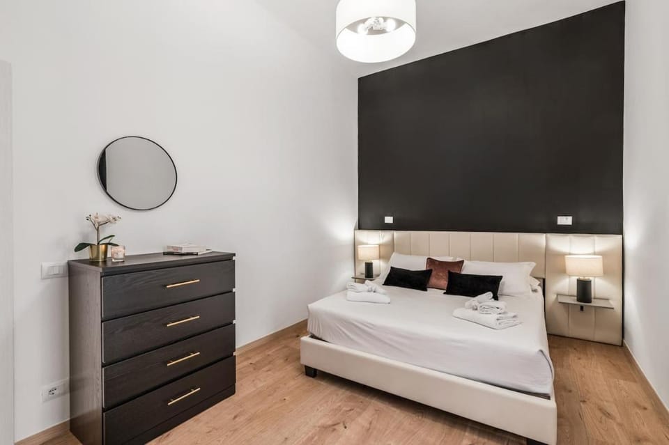 Photo of the whole room, Bedroom, wardrobe