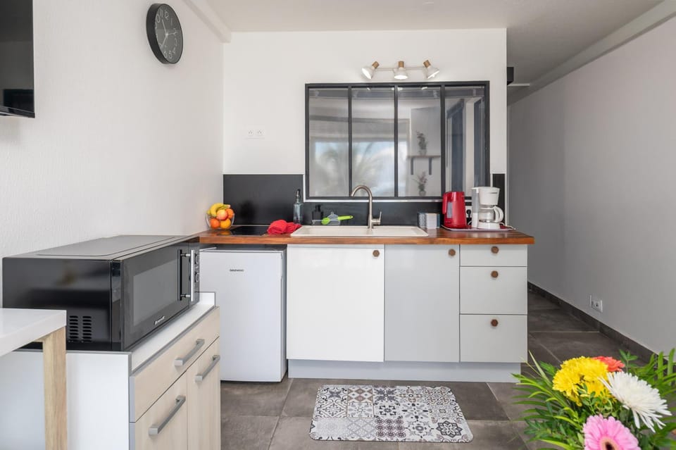 TV and multimedia, Coffee/tea facilities, Kitchen or kitchenette, internet, microwave, stove