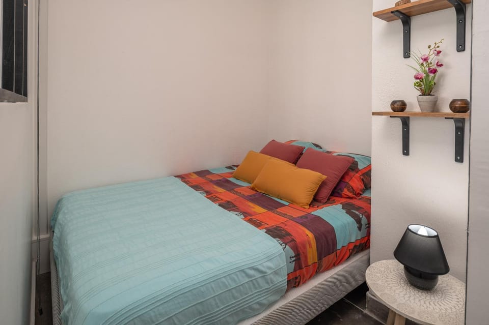 Photo of the whole room, air conditioner