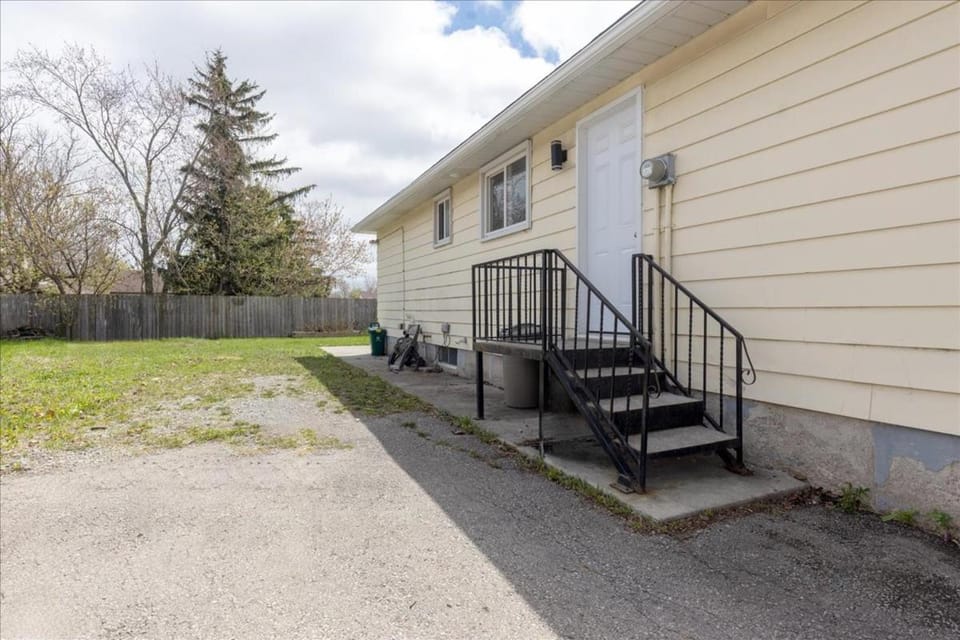 Stewarts Place Newly Renovated Basement City Apartment House in Hamilton