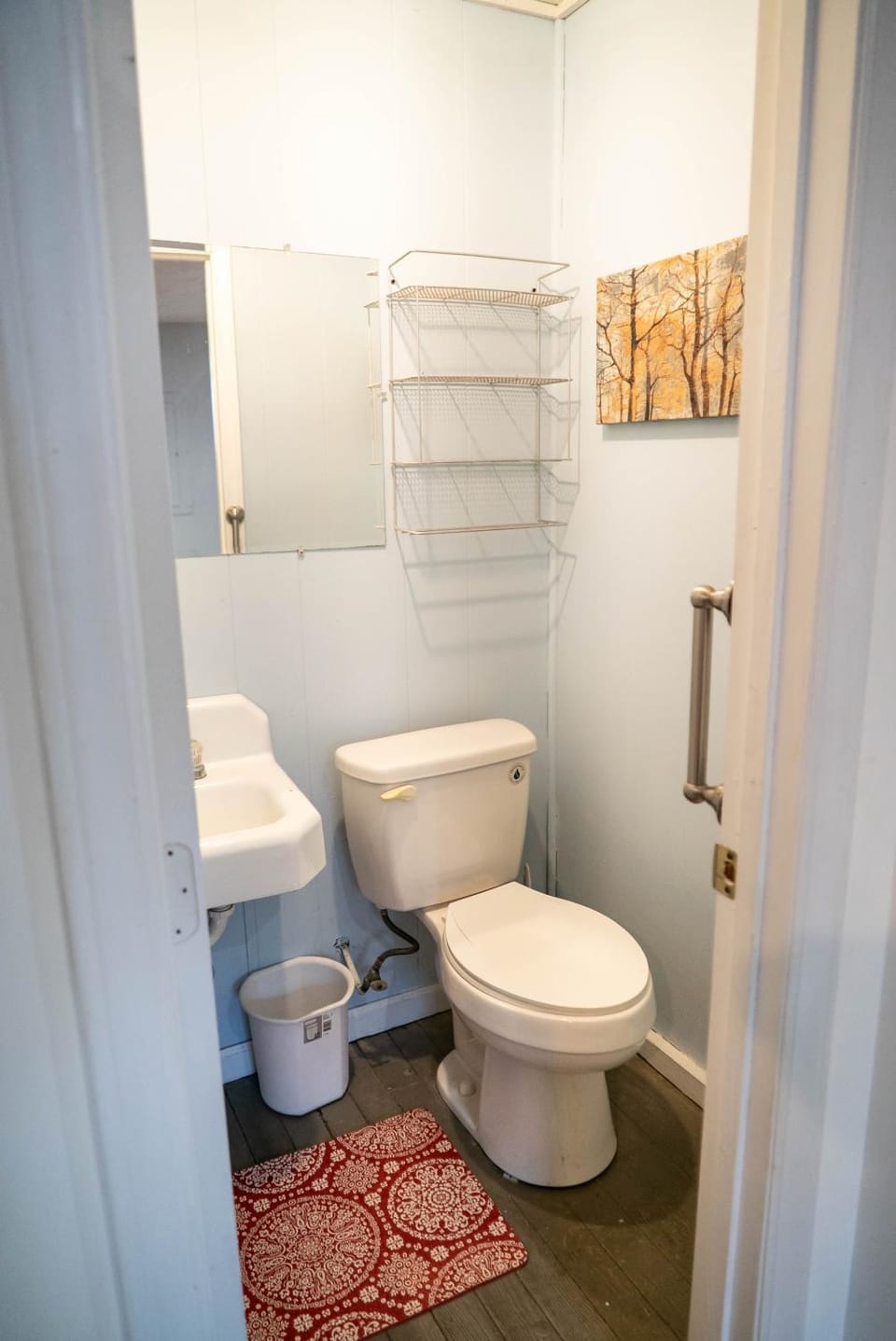 1-bedroom apartment, sleeps 4, in lovely Pilot Mountain-walk to Main st! Unit 2 Apartment in Pilot Mountain