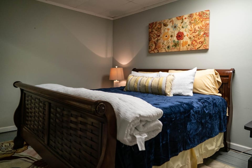 1-bedroom apartment, sleeps 4, in lovely Pilot Mountain-walk to Main st! Unit 2 Apartment in Pilot Mountain
