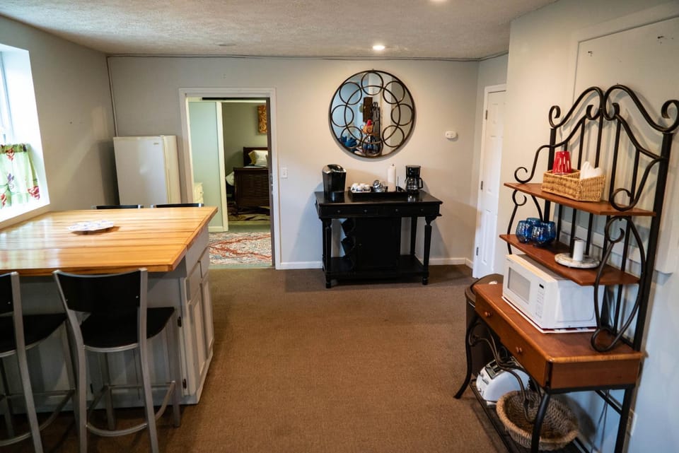 1-bedroom apartment, sleeps 4, in lovely Pilot Mountain-walk to Main st! Unit 2 Apartment in Pilot Mountain