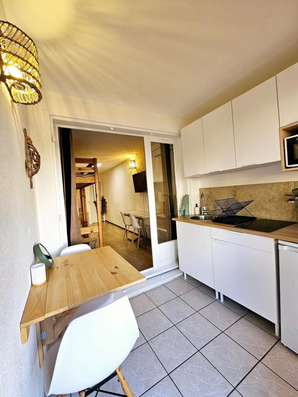 Kitchen or kitchenette, Dining area, stove