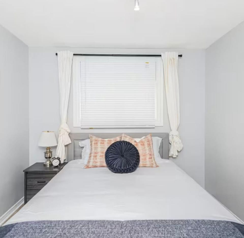 Quaint and Stylish UPPER level 3-bed bungalow in Hamilton, ON House in Hamilton