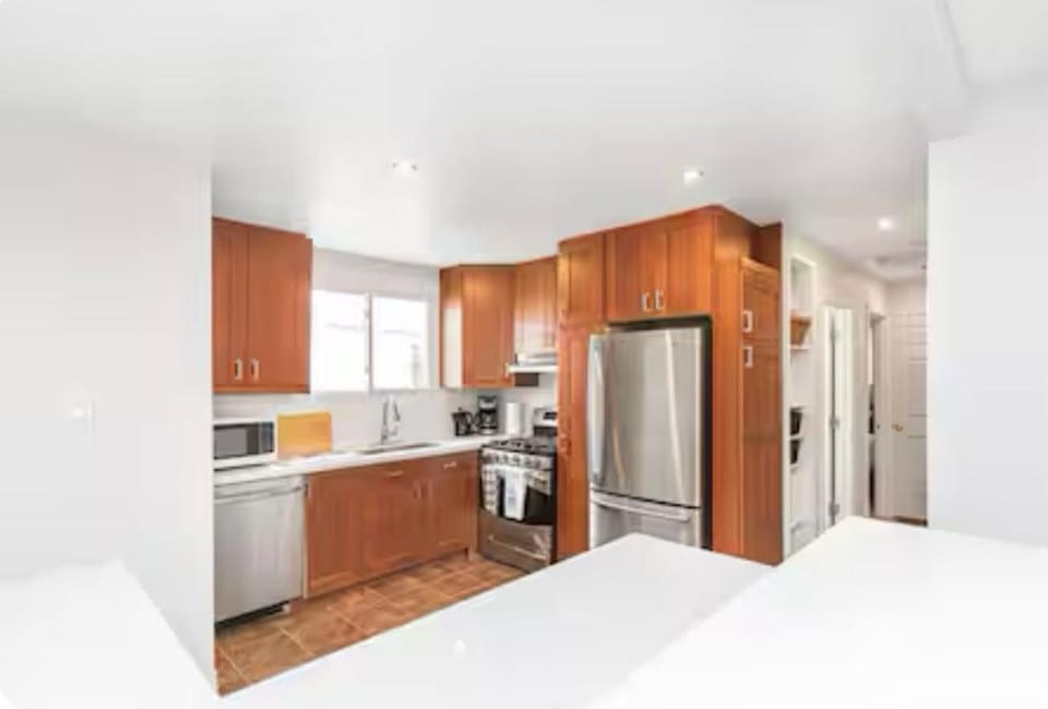 Quaint and Stylish UPPER level 3-bed bungalow in Hamilton, ON House in Hamilton