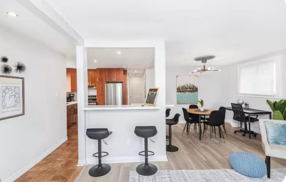 Quaint and Stylish UPPER level 3-bed bungalow in Hamilton, ON House in Hamilton