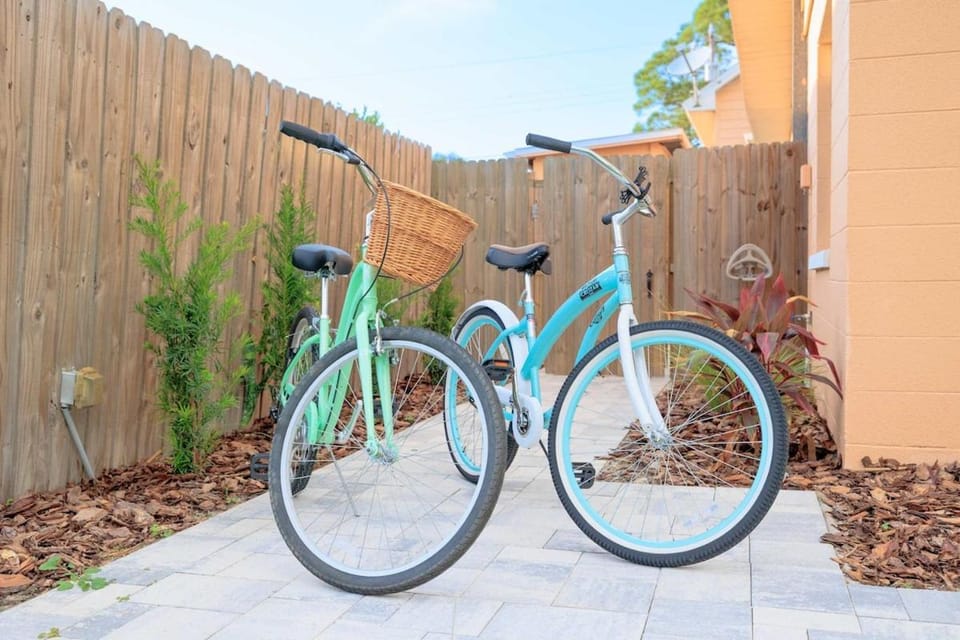 Cozy 2BR - Beach & Trail - Bikes, Fire Pit House in St Petersburg