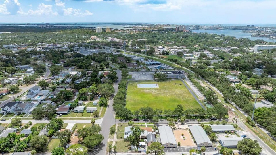 Cozy 2BR - Beach & Trail - Bikes, Fire Pit House in St Petersburg