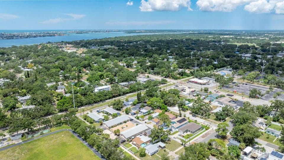 Cozy 2BR - Beach & Trail - Bikes, Fire Pit House in St Petersburg