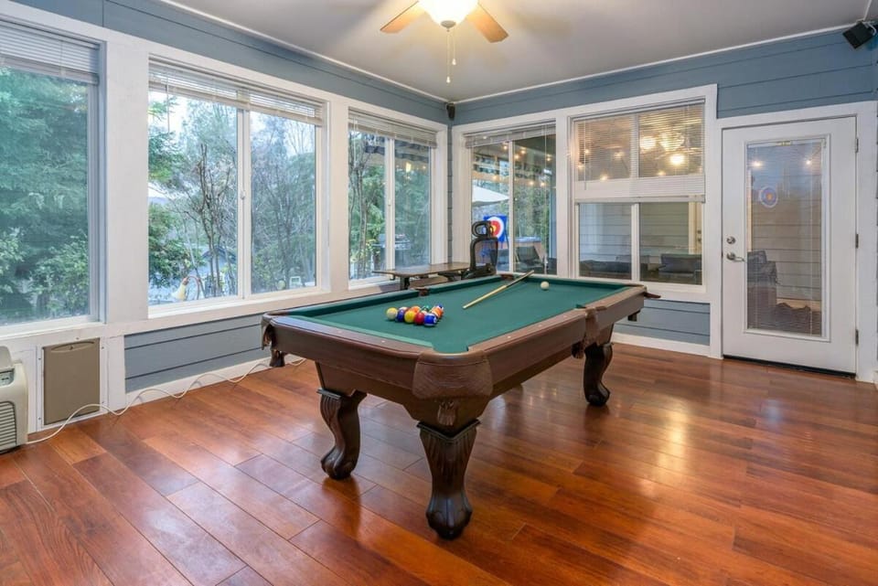 Billiard, Game Room
