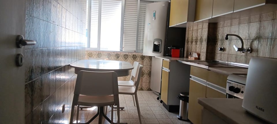 Coffee/tea facilities, Kitchen or kitchenette, Dining area, oven, stove