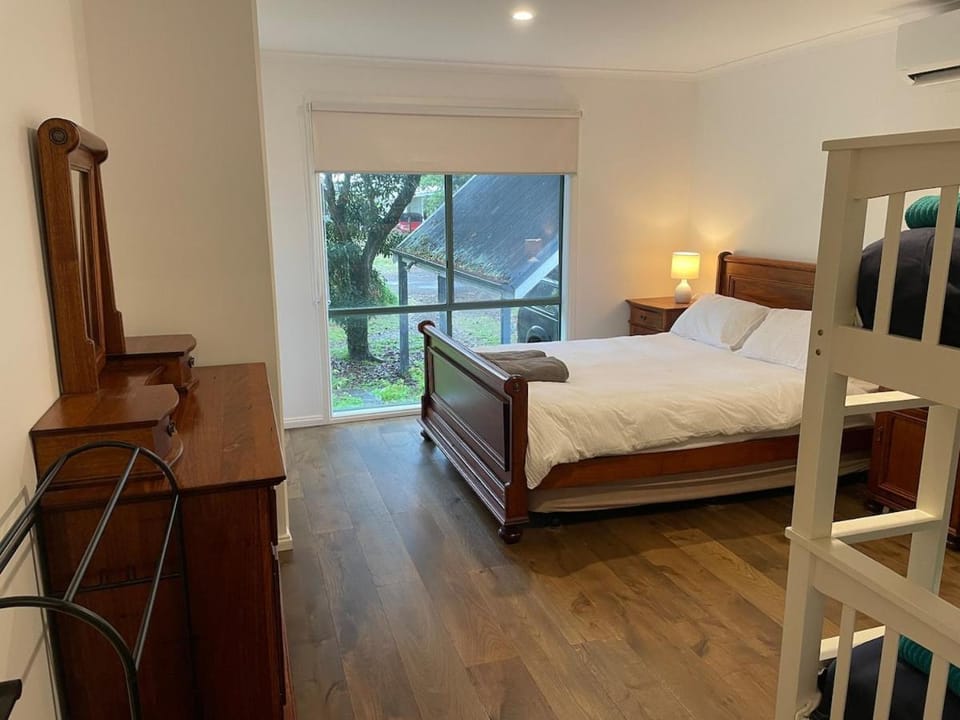 Bedroom, bunk bed