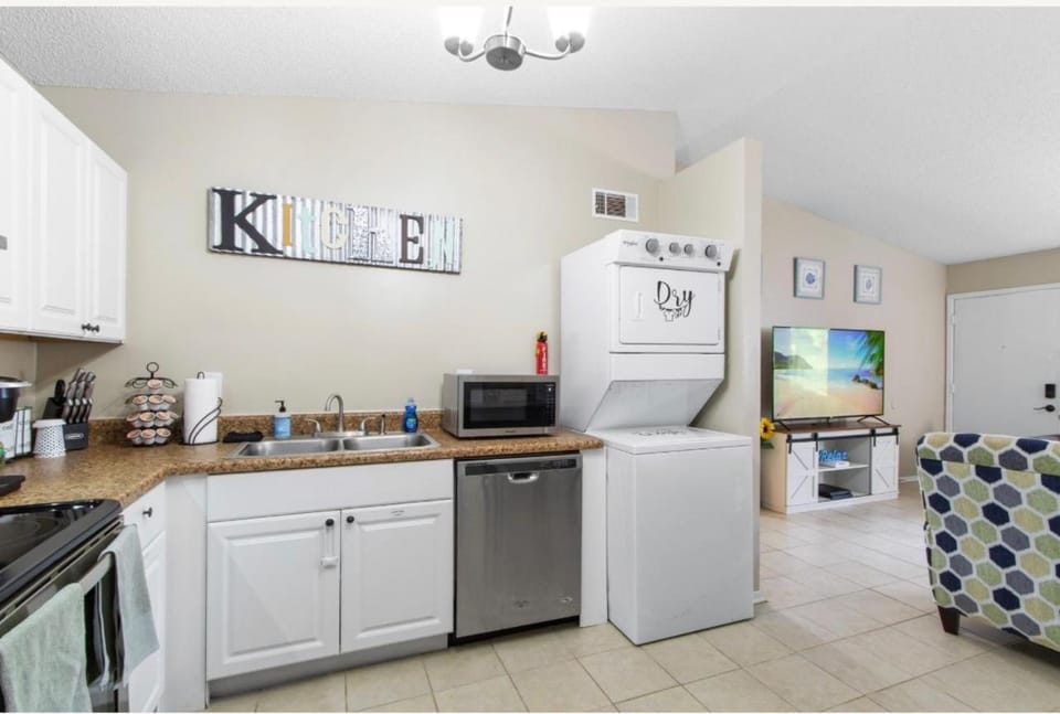 22 min to Beach-2 bd room-Self check in -sleep 6-BBQ-WD Apartment in Pensacola