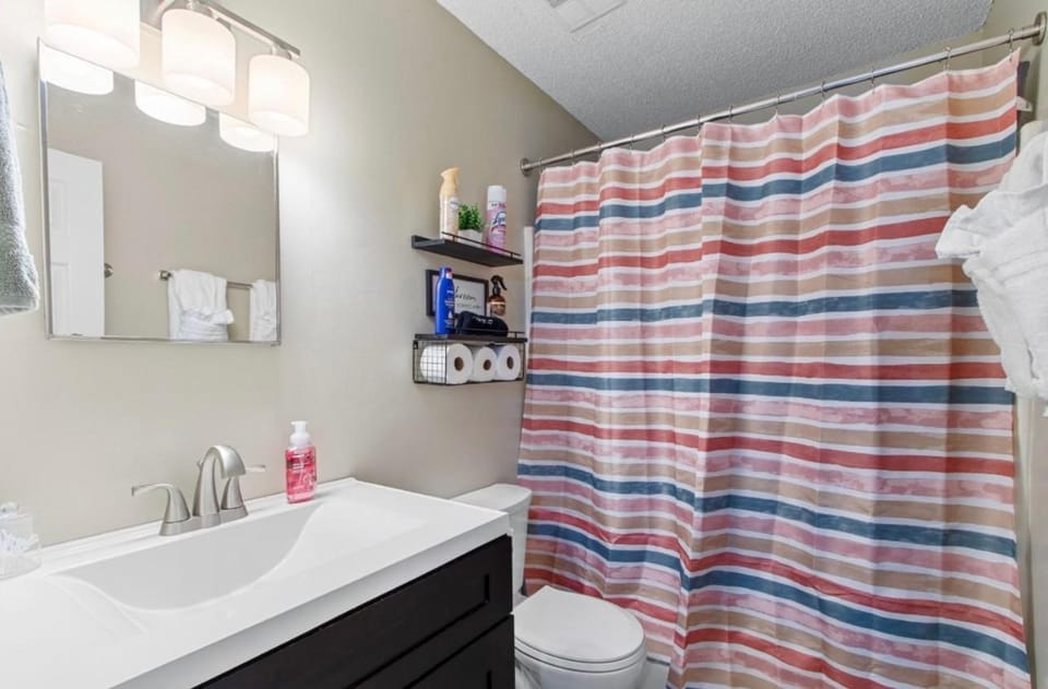 22 min to Beach-2 bd room-Self check in -sleep 6-BBQ-WD Apartment in Pensacola