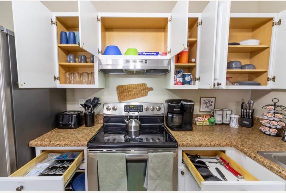 22 min to Beach-2 bd room-Self check in -sleep 6-BBQ-WD Apartment in Pensacola