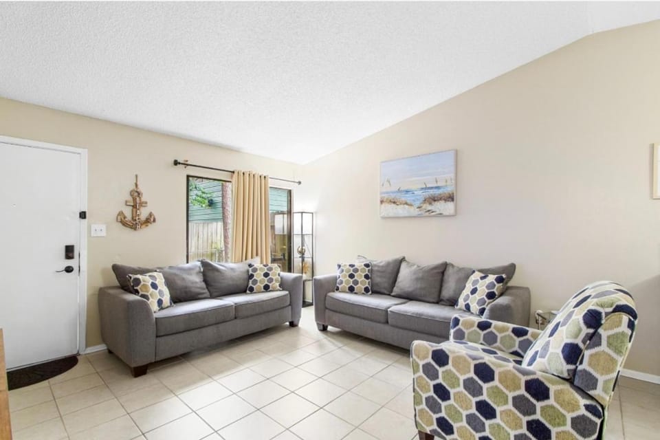 22 min to Beach-2 bd room-Self check in -sleep 6-BBQ-WD Apartment in Pensacola