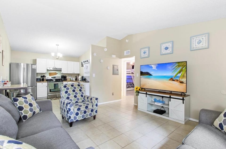 22 min to Beach-2 bd room-Self check in -sleep 6-BBQ-WD Apartment in Pensacola