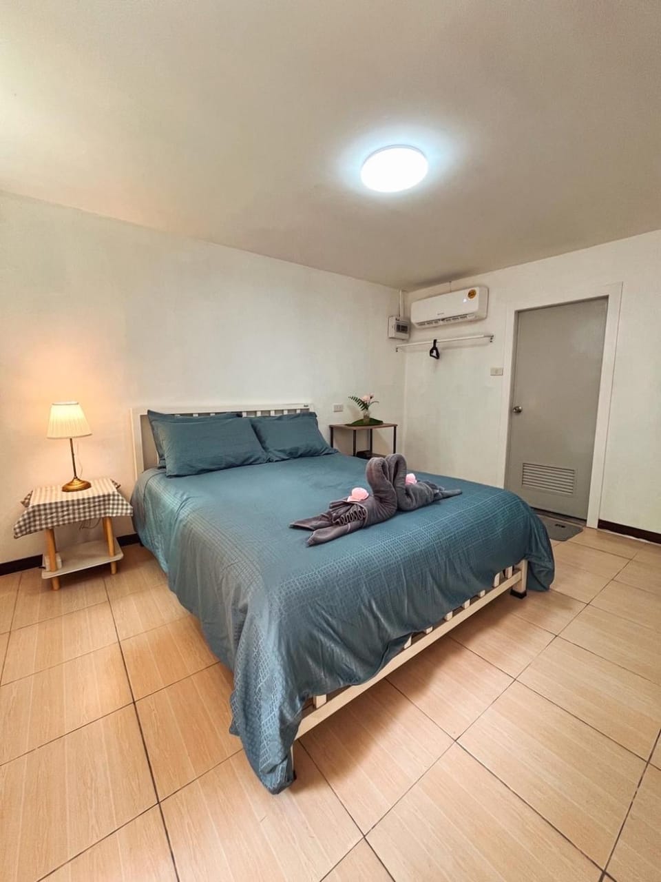 Bed, Photo of the whole room, Bedroom, air conditioner