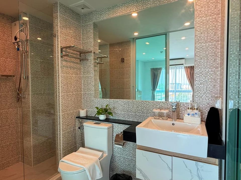 Toilet, Bathroom, towels