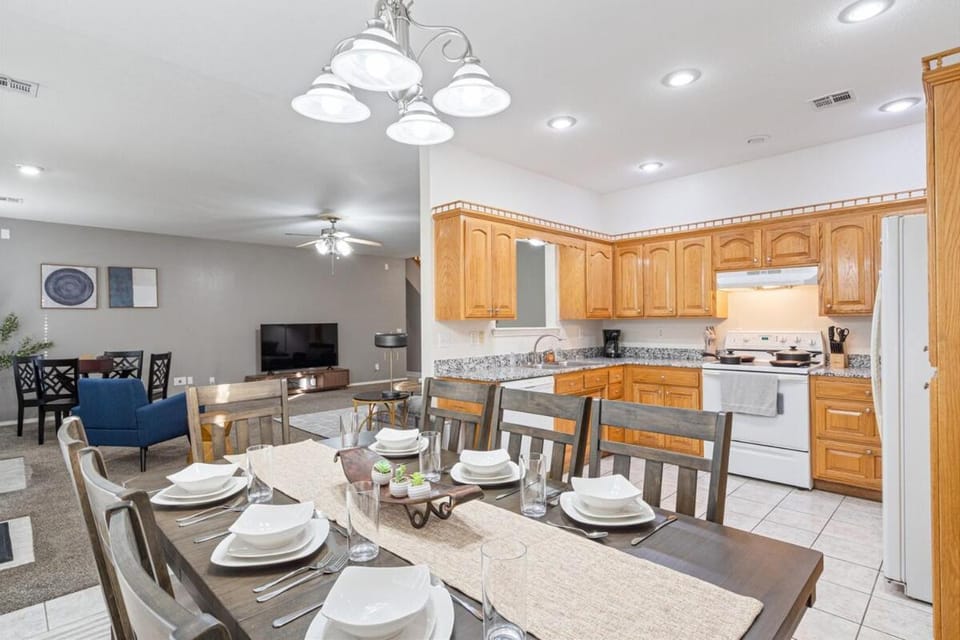 Spacious 6 bed Bentonville House, Sleeps 12, Smart TVs, Wi-Fi House in Rogers