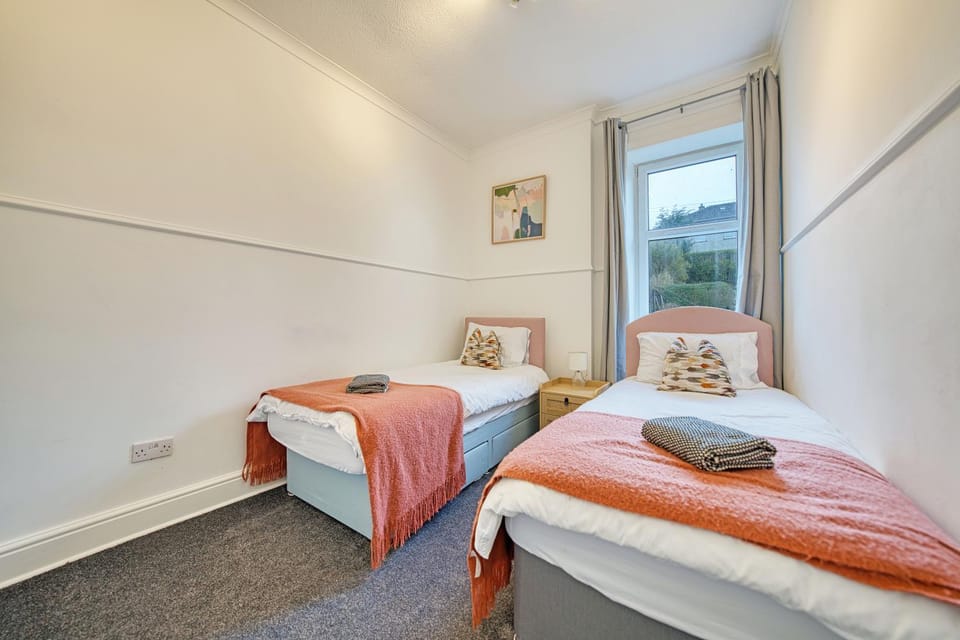 3BR Flat Near Maryhill Park and West End with Parking Apartment in Glasgow