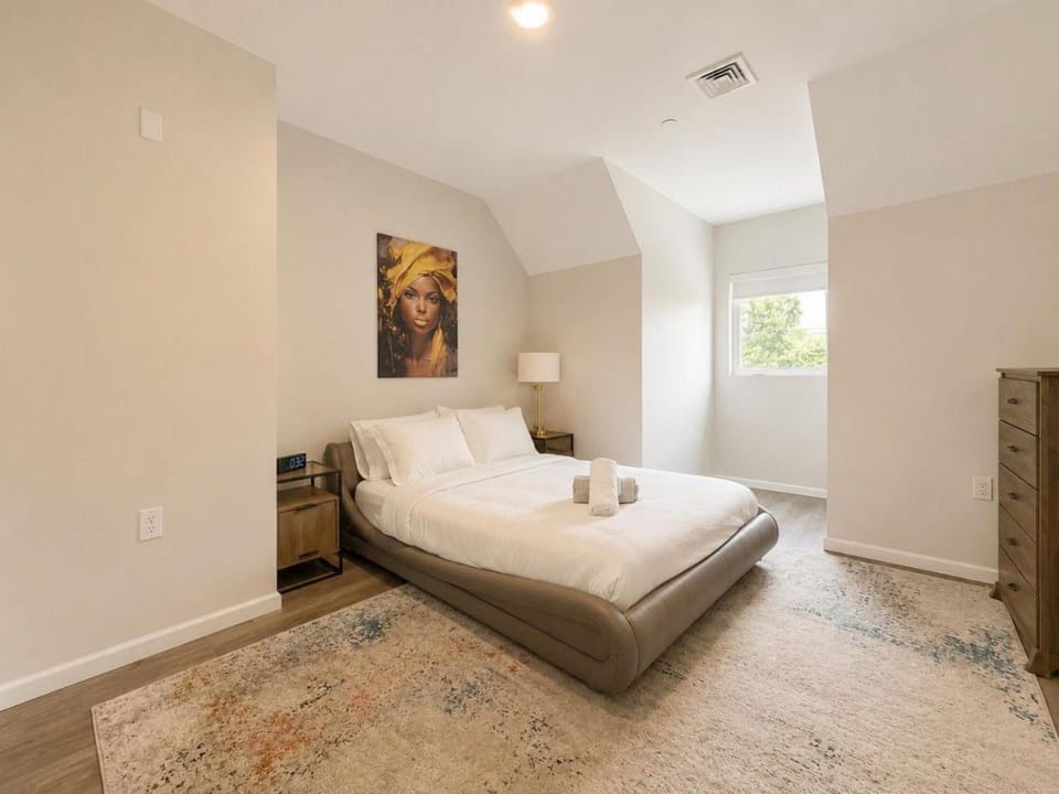 Prime Yale Location WiFi Wooster Square Parking Apartment in New Haven