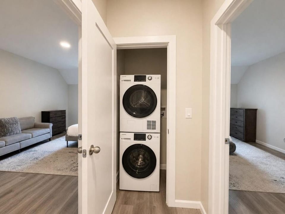 Prime Yale Location WiFi Wooster Square Parking Apartment in New Haven