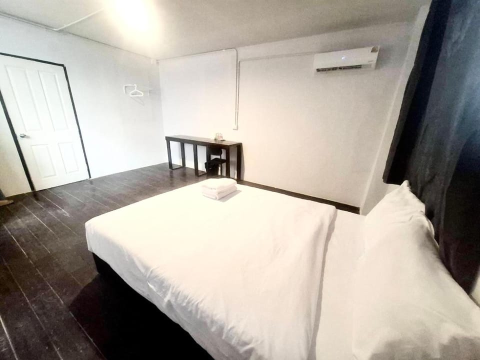 Bed, Photo of the whole room, Bedroom, air conditioner