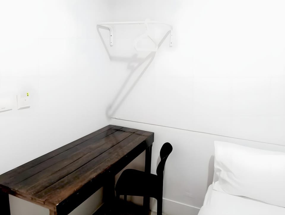 Photo of the whole room, furniture