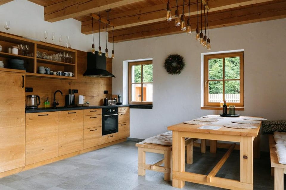 Coffee/tea facilities, Kitchen or kitchenette, Dining area, stove