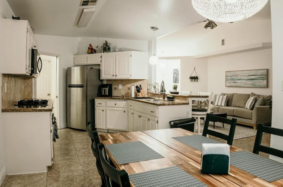 Stunning Home with Pool, Game Room and Firepit House in Bakersfield