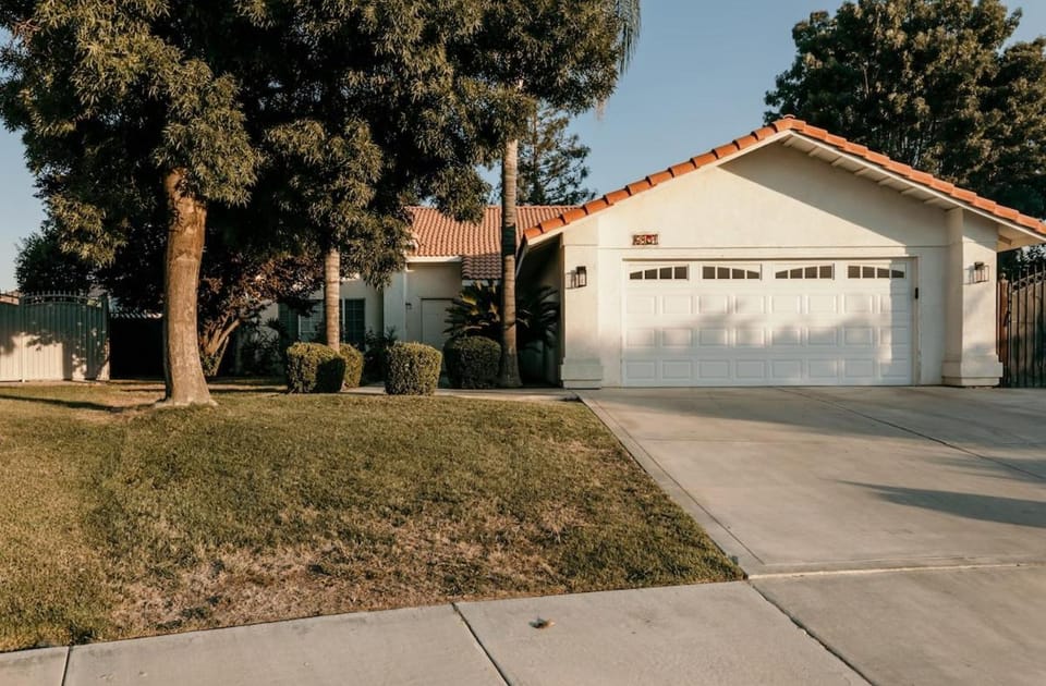 Stunning Home with Pool, Game Room and Firepit House in Bakersfield