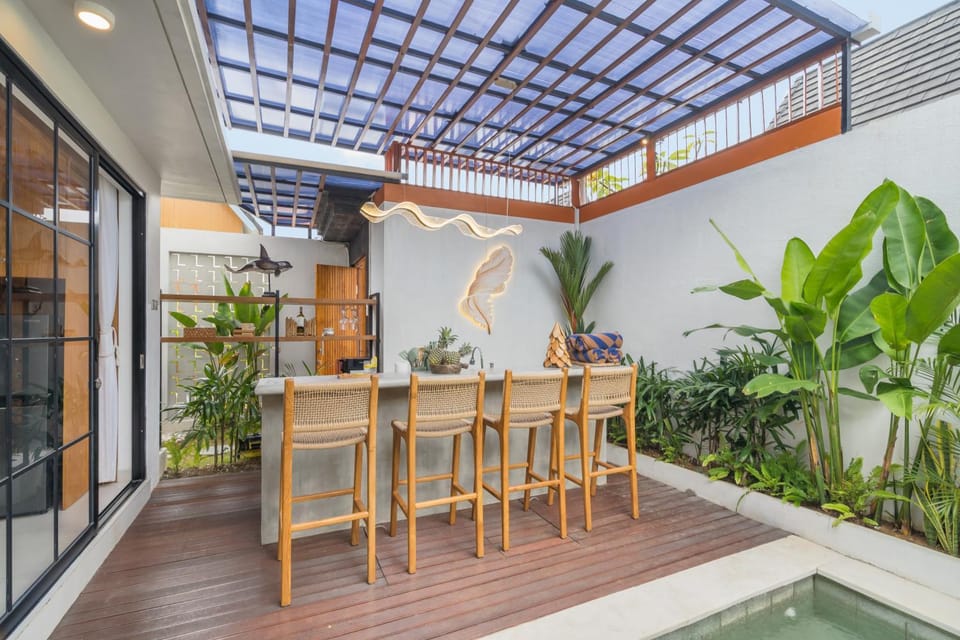 Dining area, Pool view, Swimming pool