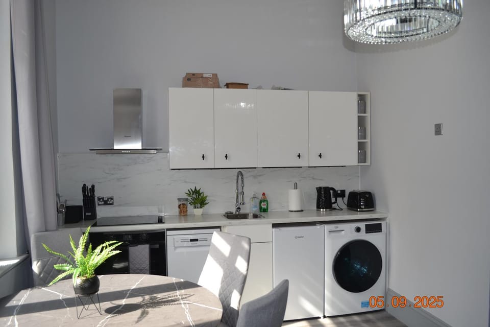 Coffee/tea facilities, Kitchen or kitchenette, Dining area, dishwasher, stove, toaster, washing machine, kitchen