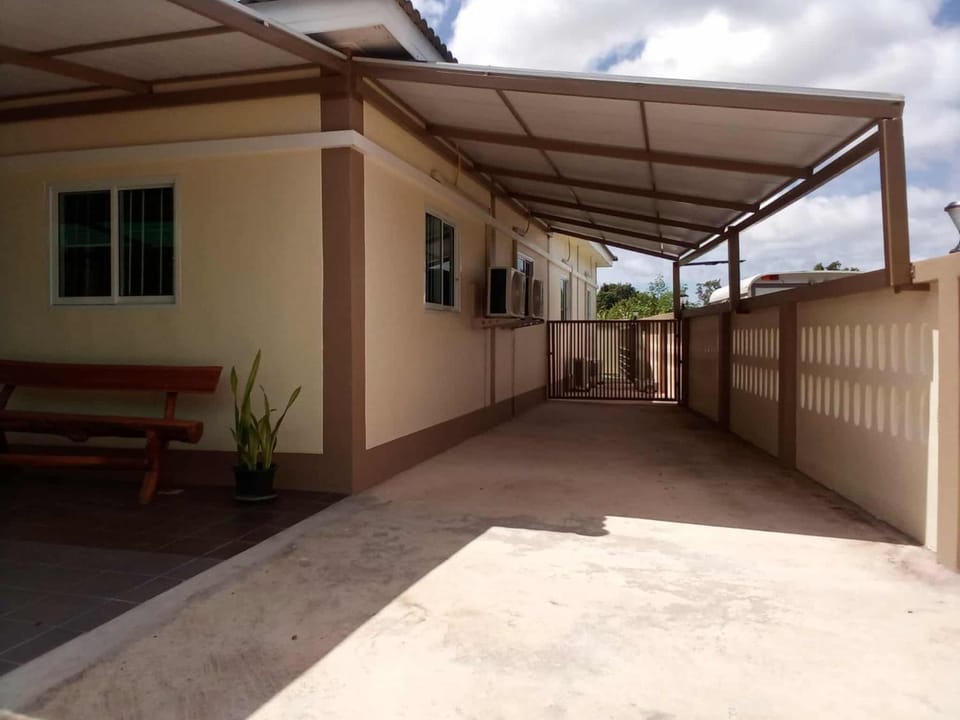 บ้านชาร์มมิ่ง บางเสร่ Charming Bangsaray House in Chon Buri Changwat
