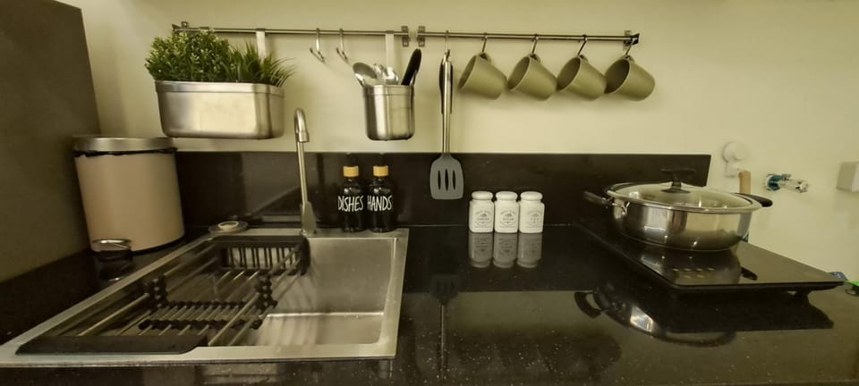 Coffee/tea facilities, Kitchen or kitchenette, stove