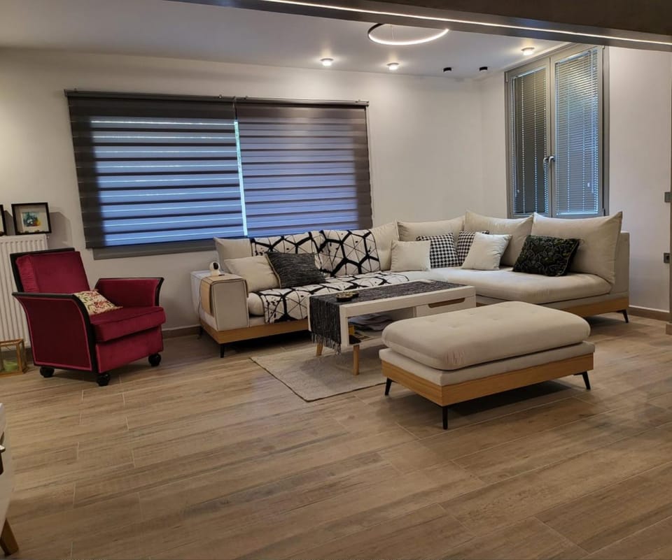 Cozy and bright apartment with private yard Apartment in Heraklion