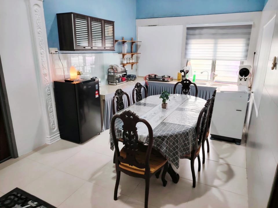 Roomstay Kak Ton DELUXE ROOM Vacation rental in Terengganu, Malaysia