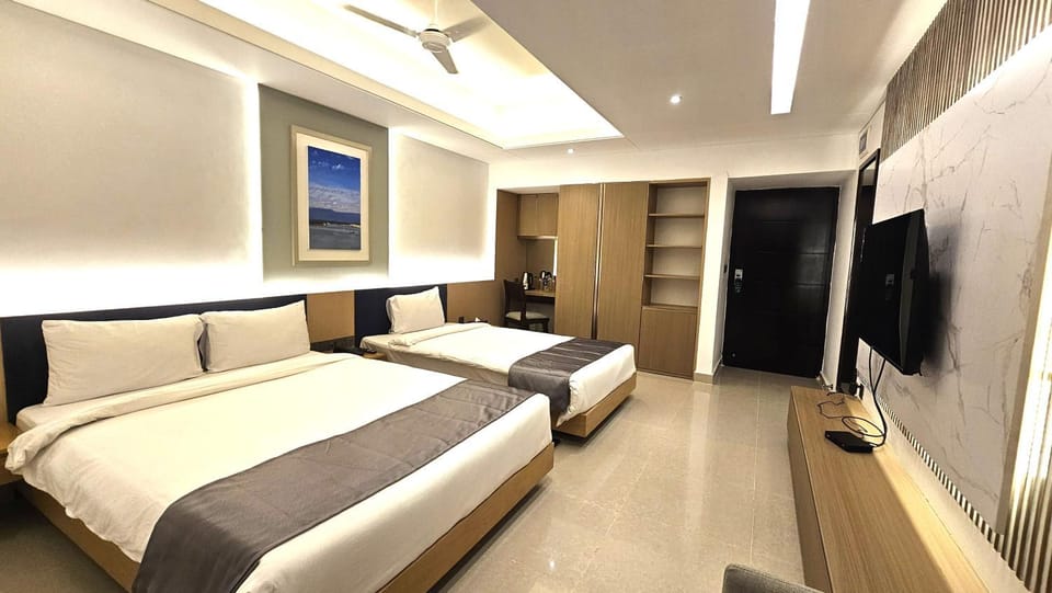 TV and multimedia, Photo of the whole room, Seating area, Bedroom