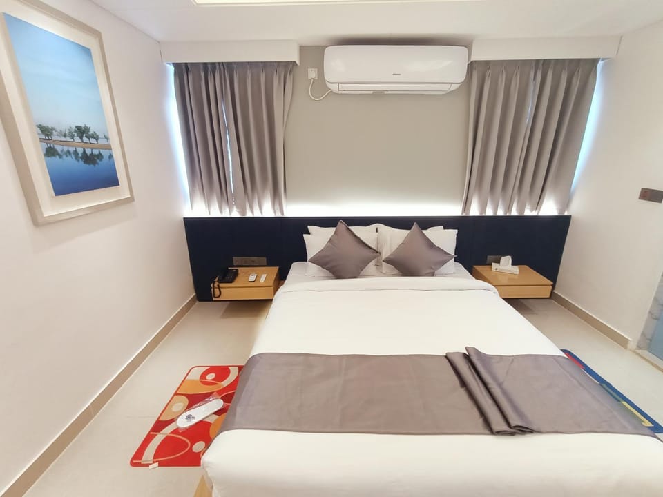 Photo of the whole room, Bedroom, air conditioner