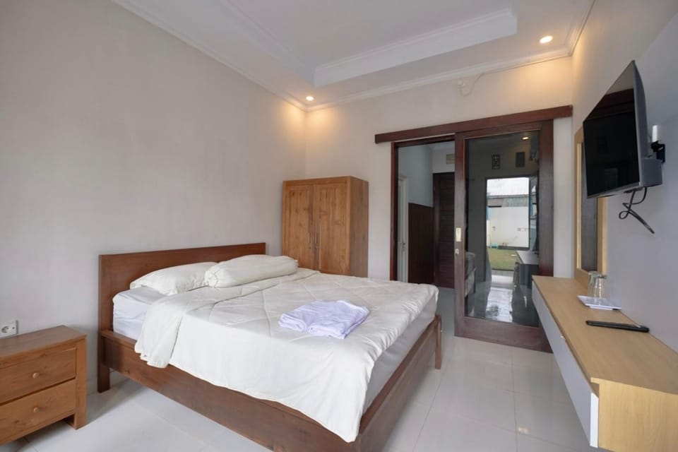 Bed, TV and multimedia, Photo of the whole room, Bedroom