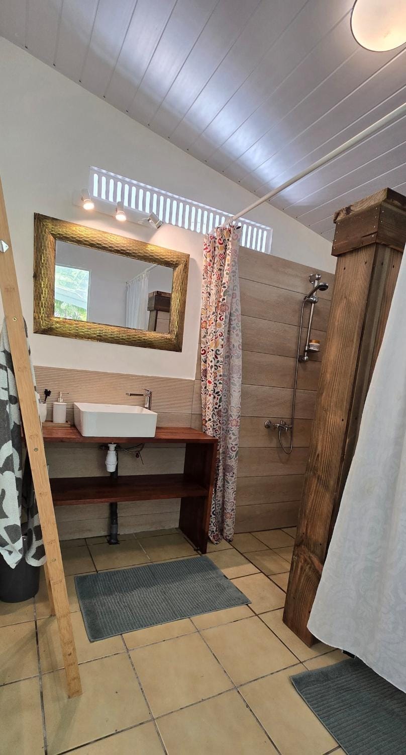 Fare Moana - Lagoon Side and Serenity in Rangiroa House in French Polynesia
