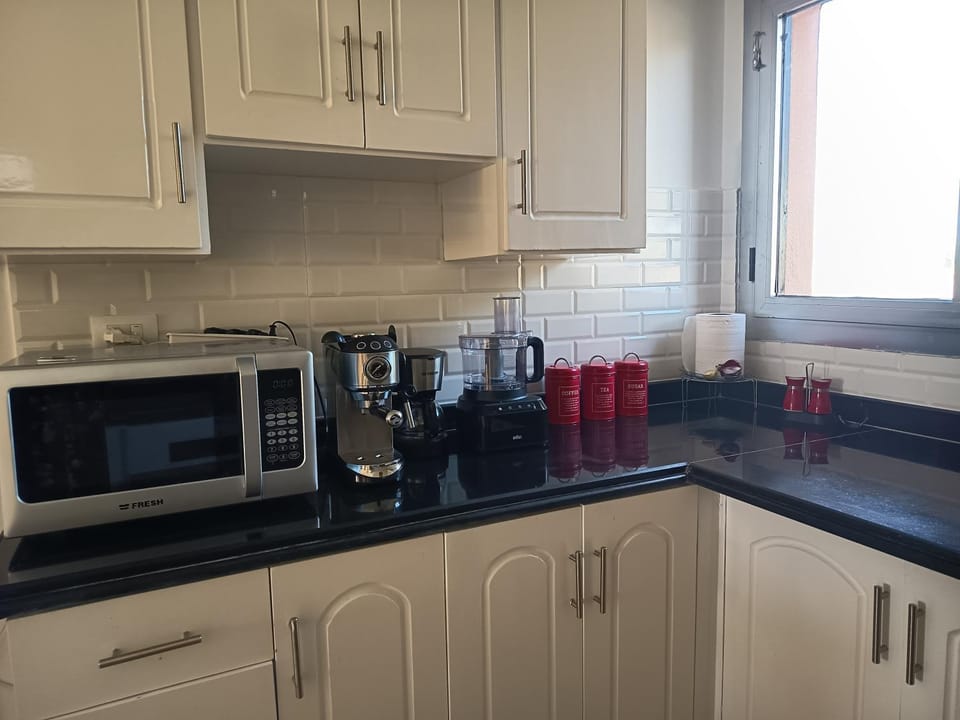 Coffee/tea facilities, Kitchen or kitchenette, dishwasher, stove